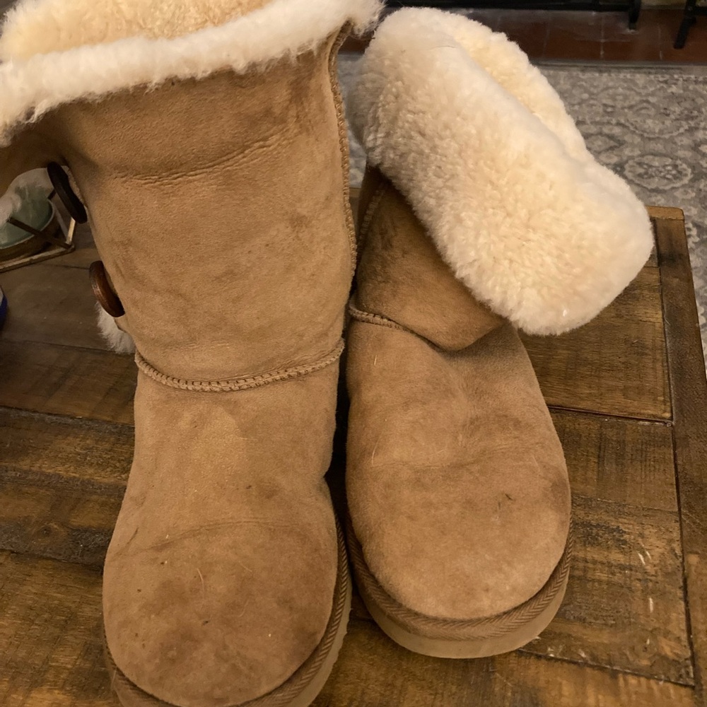 UGGS - Picture 2 of 2